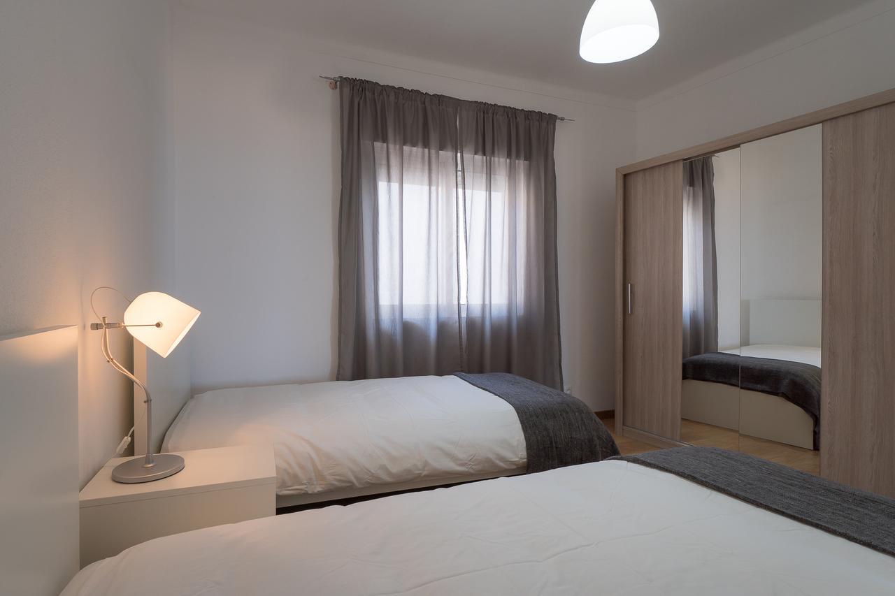 T2 Avenida- Frente Mar, Ar-Condicionado, Wifi Apartment Quarteira Bagian luar foto